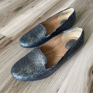 Clarks Women’s Size 6.5 Loafers Metallic Reptile Scale Silver Career Comfort